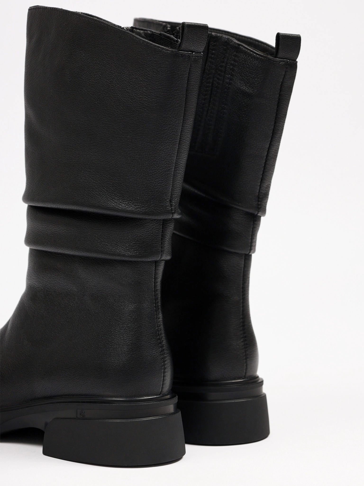 Сапоги черного цвета на среднем широком каблуке с мягкими складками